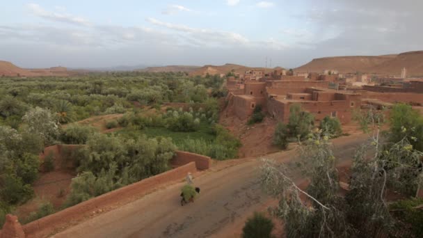 Strada per l'antico castello di argilla vicino Ouarzazate e montagne dell'Atlante in Morroco — Video Stock