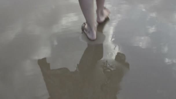 Gołe nogi stopy młodych Łacińskiej dziewczyna spaceru przez ocean mielizny słońce flary strzał na epicki czerwony — Wideo stockowe