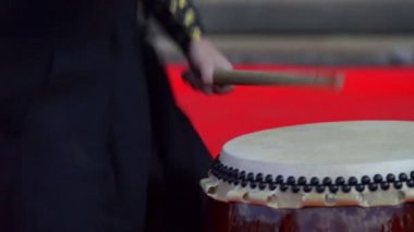 Japon Sanatçı geleneksel taiko davul çalma