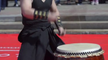 Japon Sanatçı geleneksel taiko davul çalma