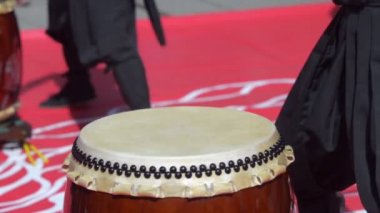 Japon Sanatçı geleneksel taiko davul çalma