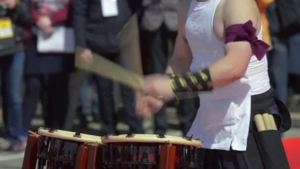 Artista japonés tocando en tambores tradicionales de taiko — Vídeo de stock