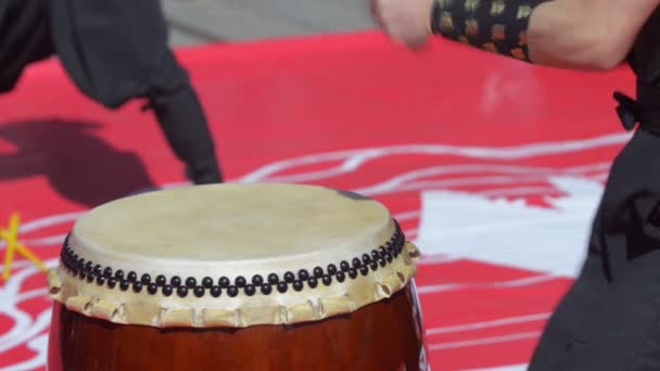 Artista japonés tocando en tambores tradicionales de taiko — Vídeos de Stock