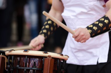 Japon Sanatçı geleneksel taiko davul çalma