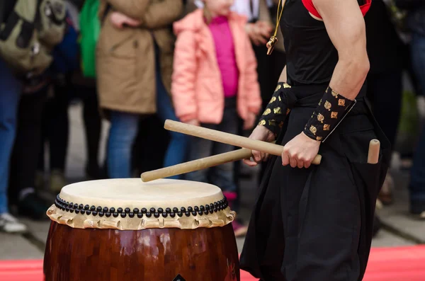 Japoński artysta grając na tradycyjne taiko perkusja — Zdjęcie stockowe