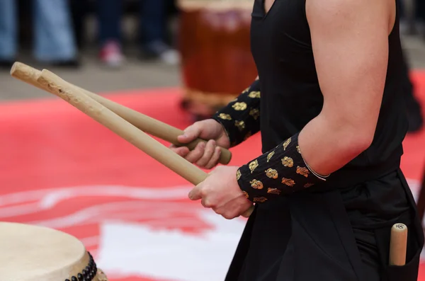 Artista japonés tocando en tambores tradicionales de taiko — Foto de Stock