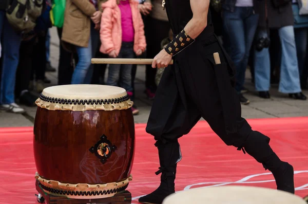 Artista japonês tocando na tradicional bateria de taiko Imagens Royalty-Free