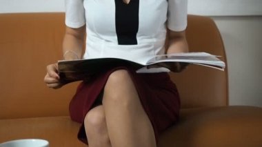 Oturma ve kahve içme güzel genç iş kadını