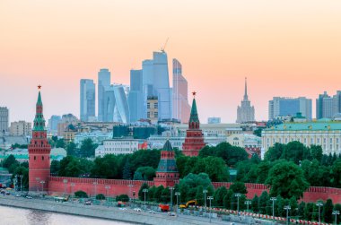 Kremlin çarpıcı görünümü yaz gün batımında, Moskova, Rusya Federasyonu