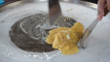 Doğal meyve dondurma yemek. Tayland'da Tay tarzında