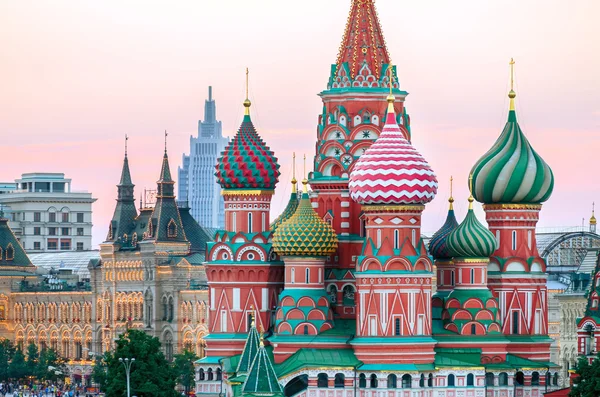 Catedral de San Basilio en la Plaza Roja. Puesta de sol en Moscú, Rusia — Foto de Stock