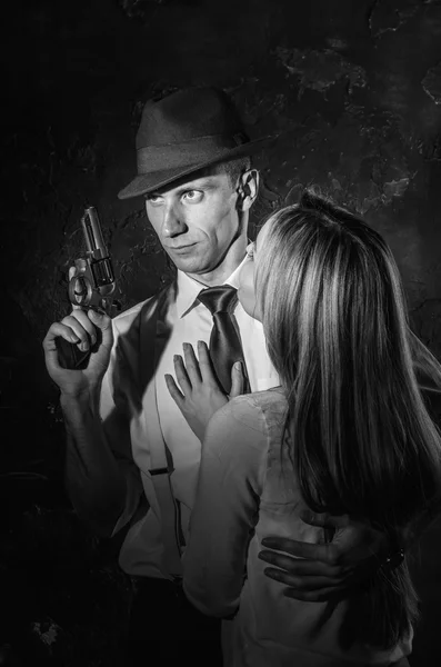 Detective com mulher bonita em preto e branco, estilo noir Imagem De Stock