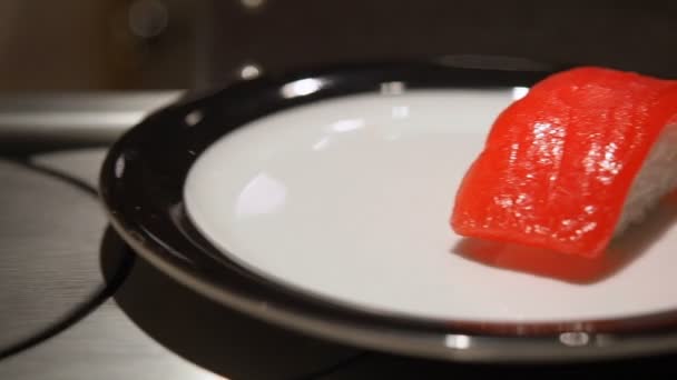 Sushi op platen bewegen een sushibar — Stockvideo