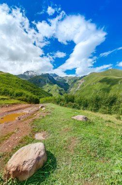 Dağlar ve güzel bulutlar için önde gelen lastik olan yol izler