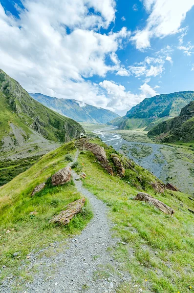 Path to big cross in mountains of Georgia — Stock Photo, Image