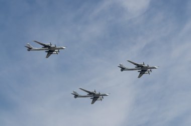 Moskova - 9 Mayıs: Büyük Vatanseverlik Savaşı zaferle, akrobasi gösteri ekibi geçit 70 yıldönümü için ayrılmış. 9 Mayıs 2015, Moskova