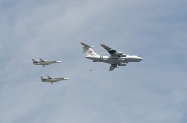 Moskova - 9 Mayıs: Büyük Vatanseverlik Savaşı zaferle, akrobasi gösteri ekibi geçit 70 yıldönümü için ayrılmış. 9 Mayıs 2015, Moskova