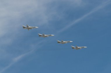 Moskova - 9 Mayıs: Büyük Vatanseverlik Savaşı zaferle, akrobasi gösteri ekibi geçit 70 yıldönümü için ayrılmış. 9 Mayıs 2015, Moskova