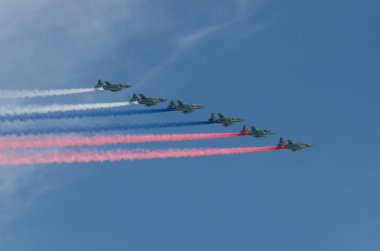 Moskova - 9 Mayıs: Büyük Vatanseverlik Savaşı zaferle, akrobasi gösteri ekibi geçit 70 yıldönümü için ayrılmış. 9 Mayıs 2015, Moskova