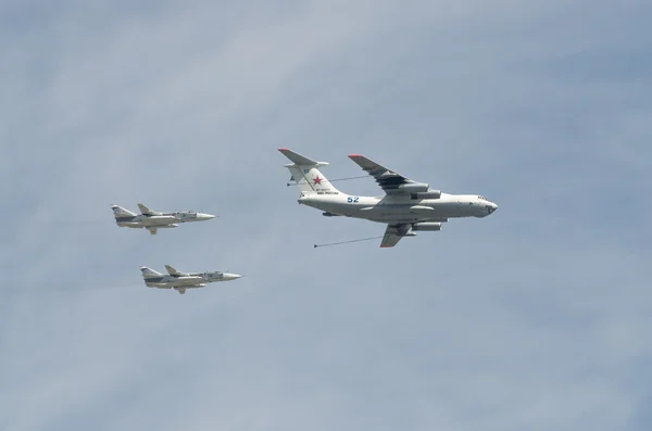 MOSCOW - MAY 9: Aerobatic demonstration team on parade devoted to 70th anniversary of victory in the Great Patriotic war. May 9, 2015, Moscow — Stock Photo, Image