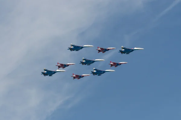 MOSCOW - MAY 9: Aerobatic demonstration team on parade devoted to 70th anniversary of victory in the Great Patriotic war. May 9, 2015, Moscow — Stock Photo, Image