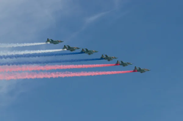 MOSCOW - MAY 9: Aerobatic demonstration team on parade devoted to 70th anniversary of victory in the Great Patriotic war. May 9, 2015, Moscow — Stock Photo, Image