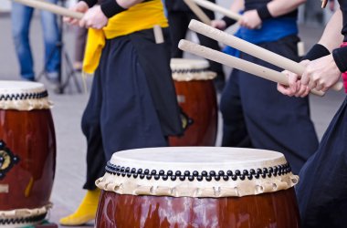 Grup müzisyen geleneksel Japon vurmalı enstrüman Taiko veya Wadaiko davul oynuyor