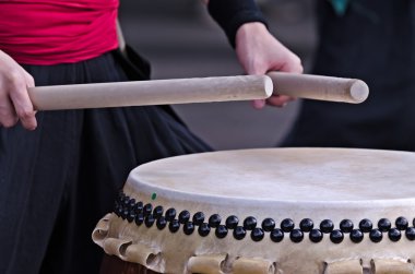 Grup müzisyen geleneksel Japon vurmalı enstrüman Taiko veya Wadaiko davul oynuyor