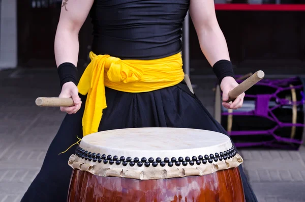 Grup müzisyen geleneksel Japon vurmalı enstrüman Taiko veya Wadaiko davul oynuyor