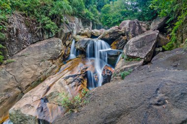 Jungle Şelalesi ile akan su, büyük kayalar