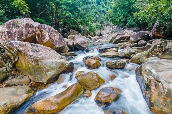 Jungle Jungle vízesés folyik a víz, nagy sziklák — Stock Fotó