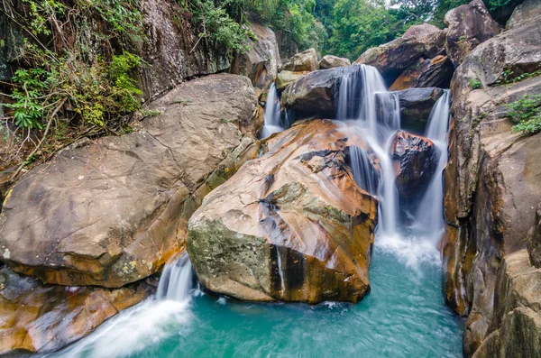 Jungle waterfall with flowing water, large rocks — Stock Photo, Image