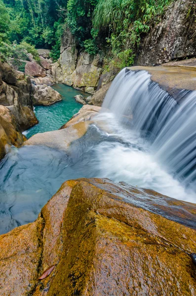 Cachoeira da selva com água corrente, grandes rochas — Fotografia de Stock