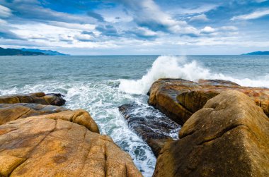 Deniz Manzaralı Island'dan küçük yerleşim büyük kayalar ve Tarih