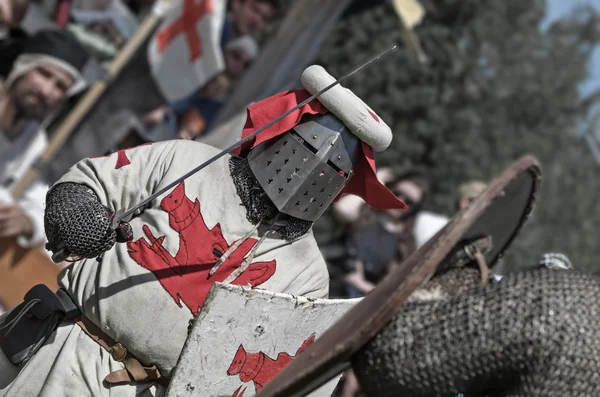 Caballero lucha en el festival de la cultura medieval — Foto de Stock