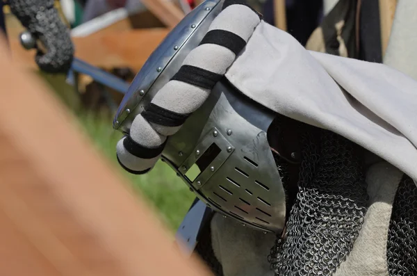 Побежденный рыцарь на фестивале средневековой культуры — стоковое фото