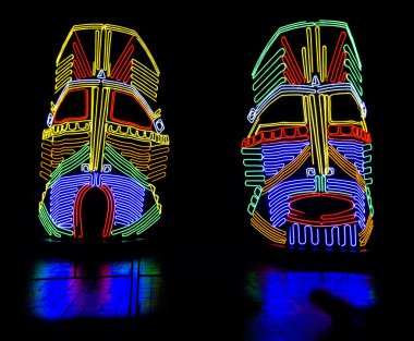 Parlak neon Hint maskeleri