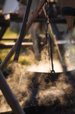 Gıda ile pota buğulaması ateşe ısıtmalı