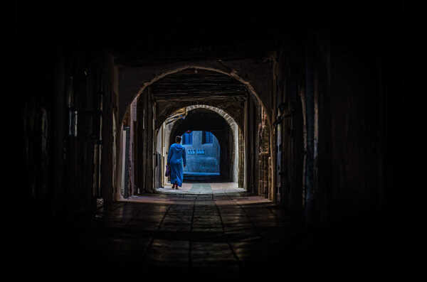 Темная улица в Медине Эс-Сувейры
