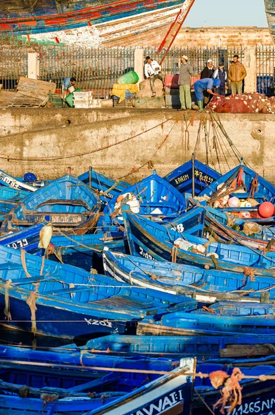 Barcos azuis no porto de Essaouira, Marrocos — Fotografia de Stock