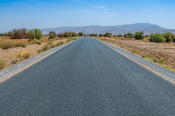 Auto weg in woestijn — Stockfoto