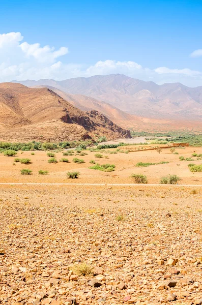 Одинокая дорога у гор в пустыне Морабо — стоковое фото