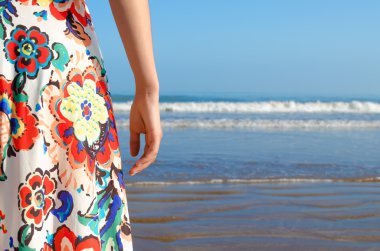 Genç kız okyanus ve şehir bakarak