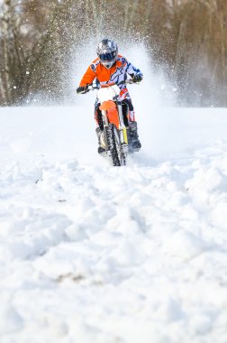 Derin karda motosiklet üzerinde motokros binici Önden Görünüm