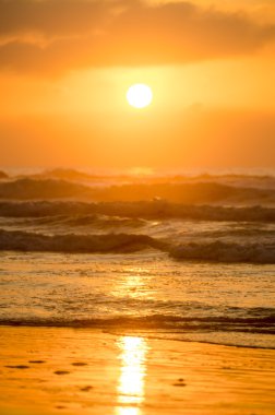 Sunrise okyanusta dalga yumuşak ve bulutlar