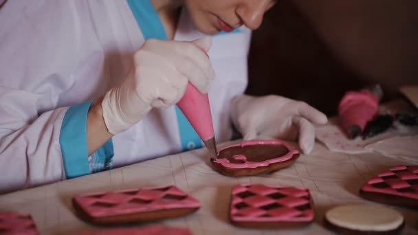 Pasta şefi, krema ve frenk üzümü içeren bisküvinin iki yarısını