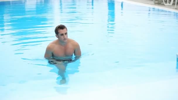 basseyne-golyaka-video-trusiki-pod-odezhdoy-foto