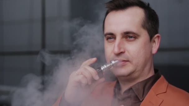 portrét veselého člověka kouření s e cigaretou venkovní