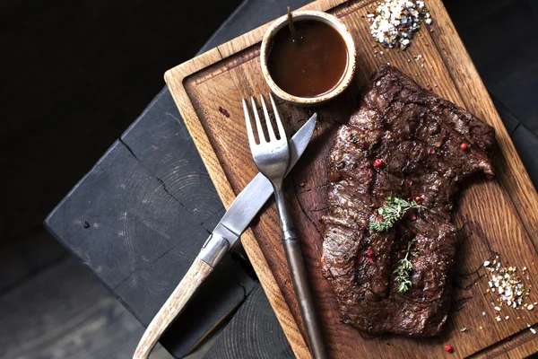 Bife de vaca. Pedaço de churrasco grelhado carne em especiarias — Fotografia de Stock