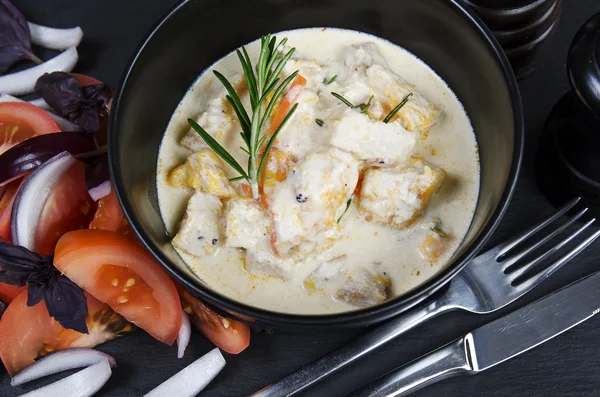 Braisez les tranches de filet de poulet dans un s crémeux — Photo